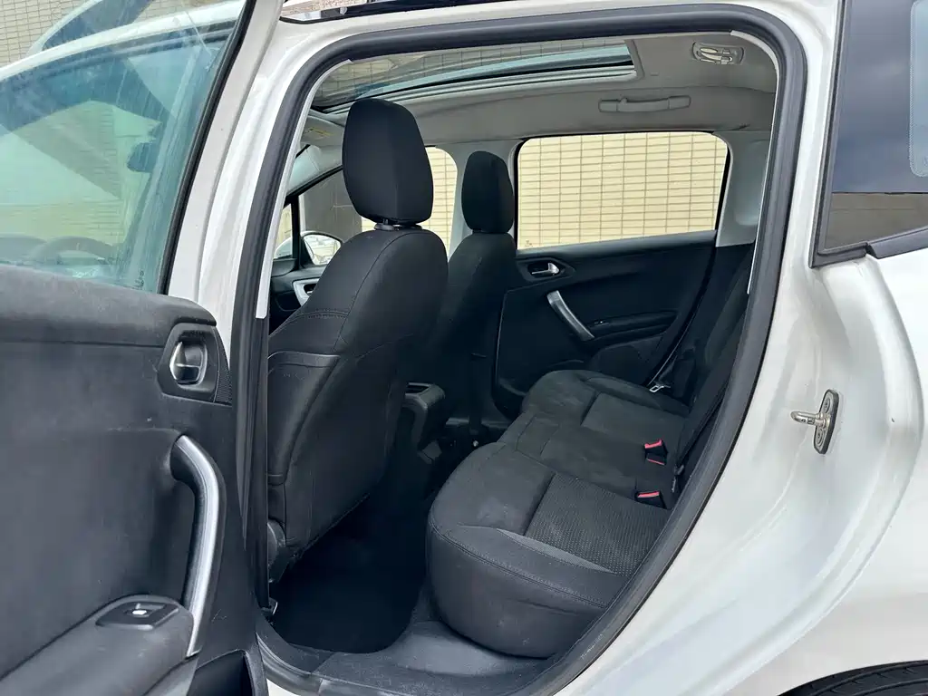 Peugeot 2008 2014 1.6L MT