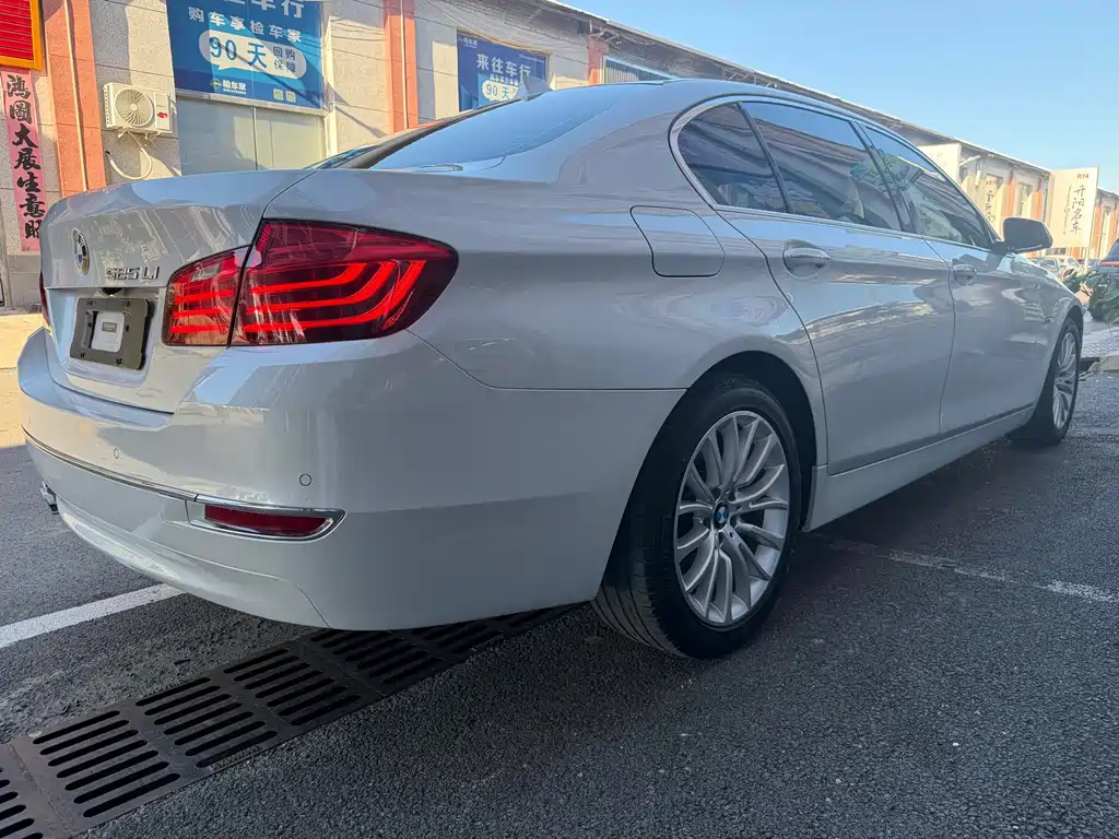 BMW 5 Series — миниатюра 7