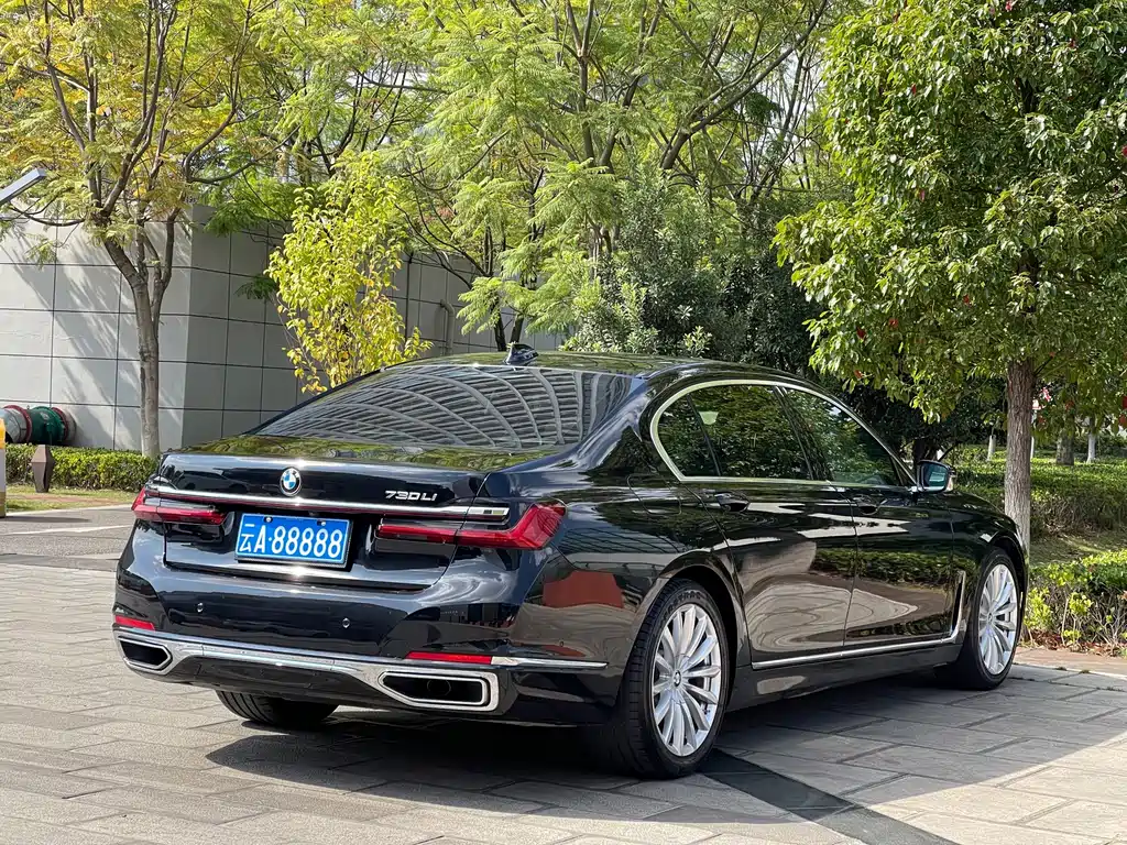 BMW 7 Series — миниатюра 9