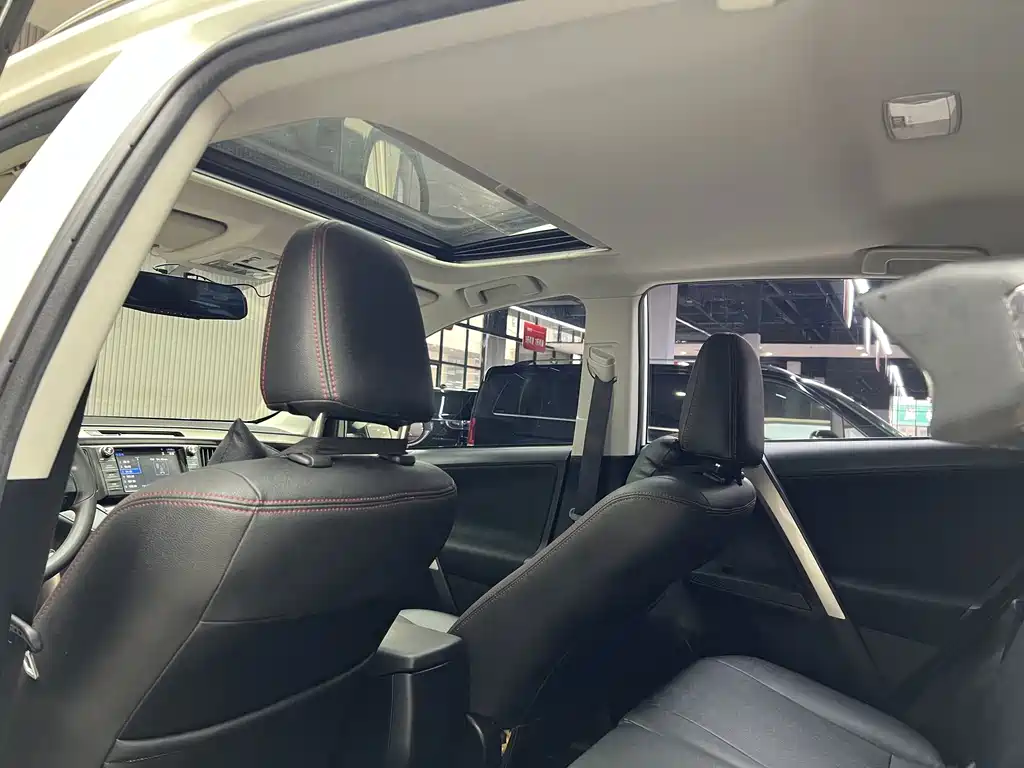 Toyota RAV4 — миниатюра 10