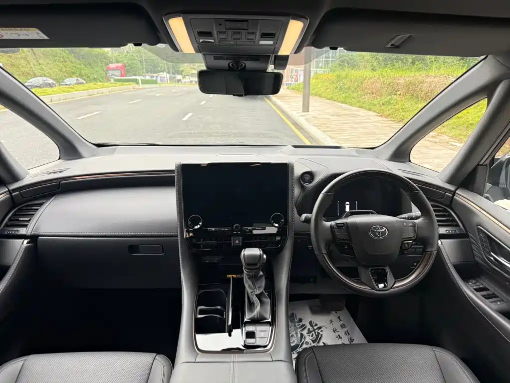Toyota Alphard — миниатюра 5