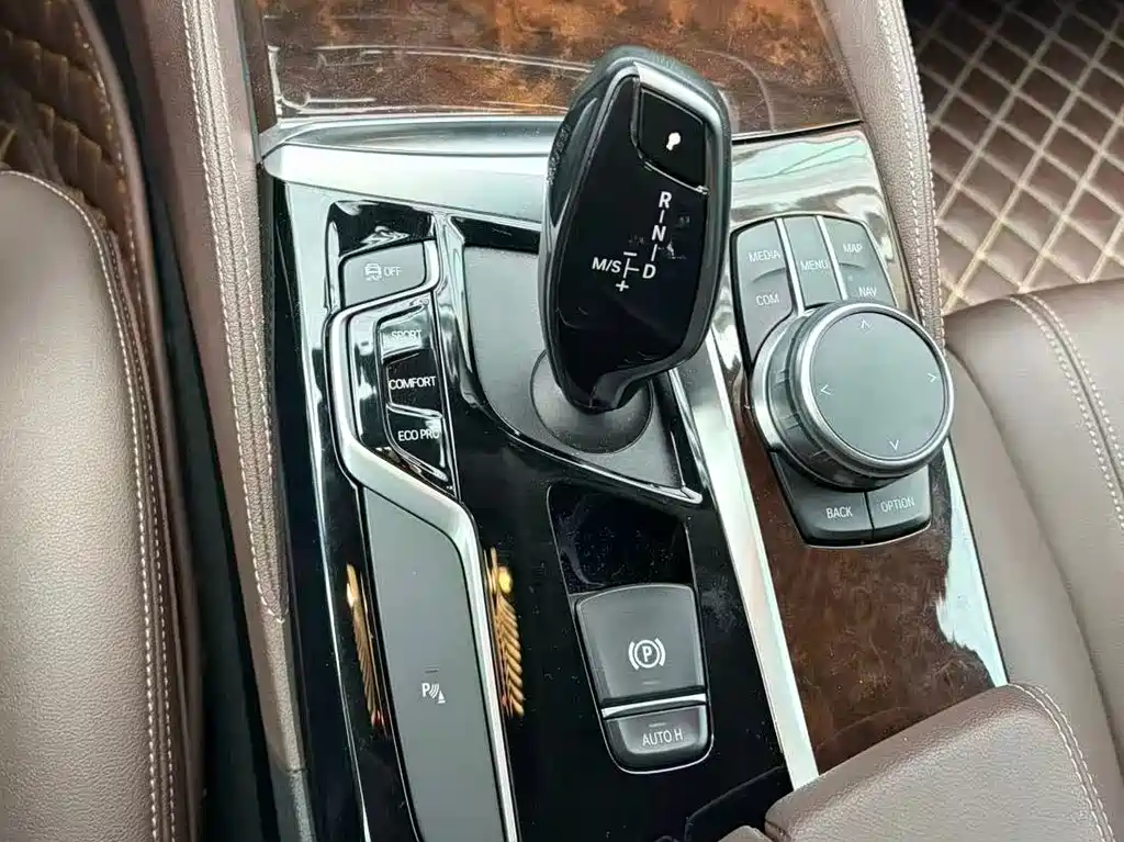 BMW 5 Series — миниатюра 10