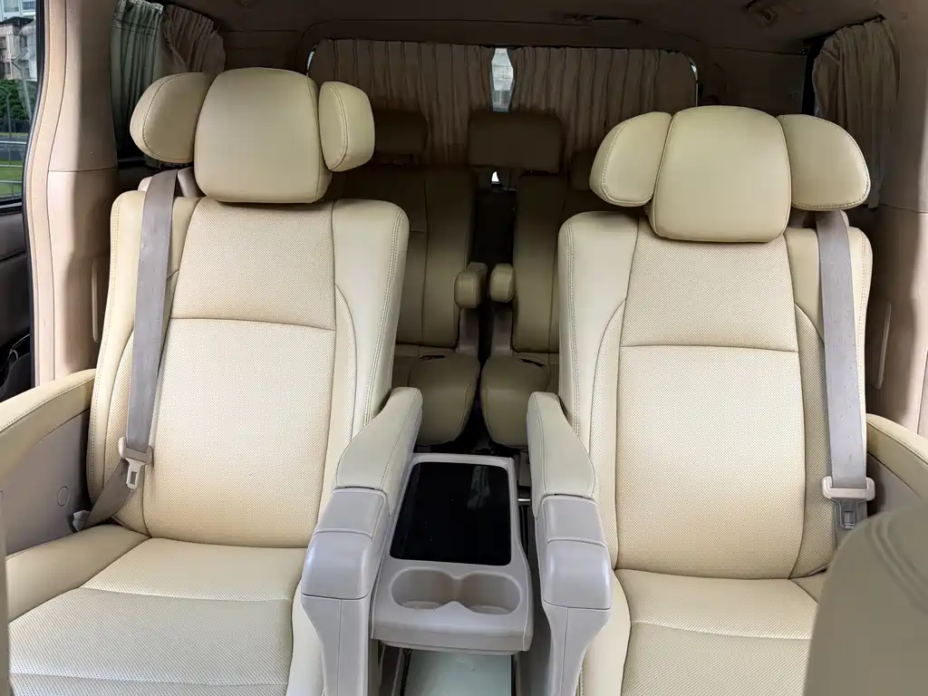 Toyota Alphard — миниатюра 7