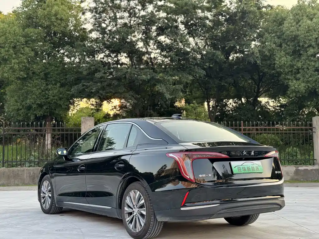 Hongqi E-QM5
