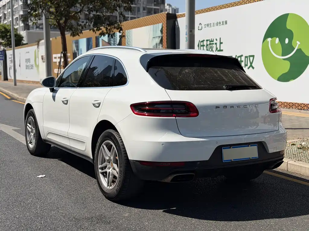 PORSCHE MACAN