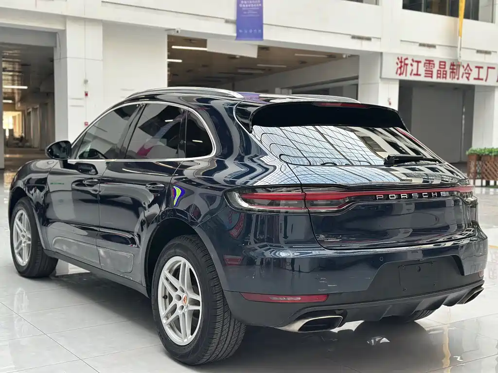 PORSCHE MACAN