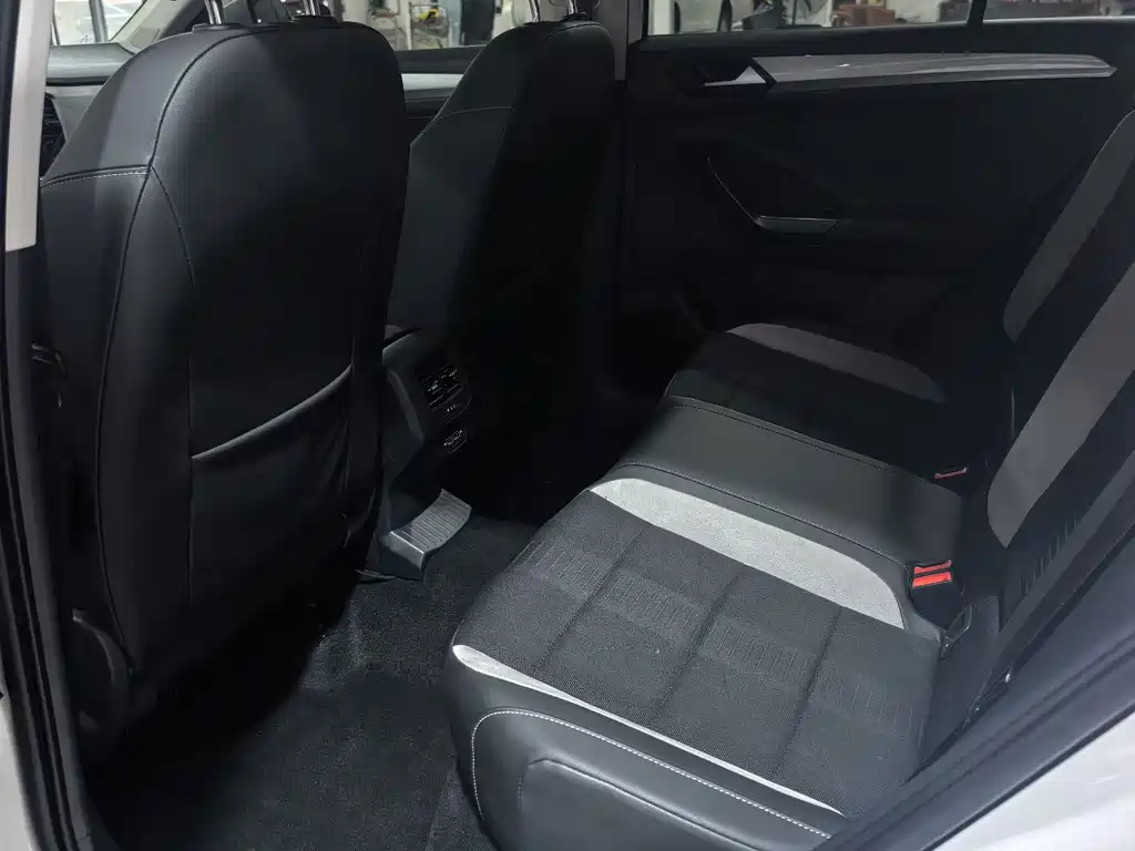 Volkswagen T-Roc — миниатюра 8