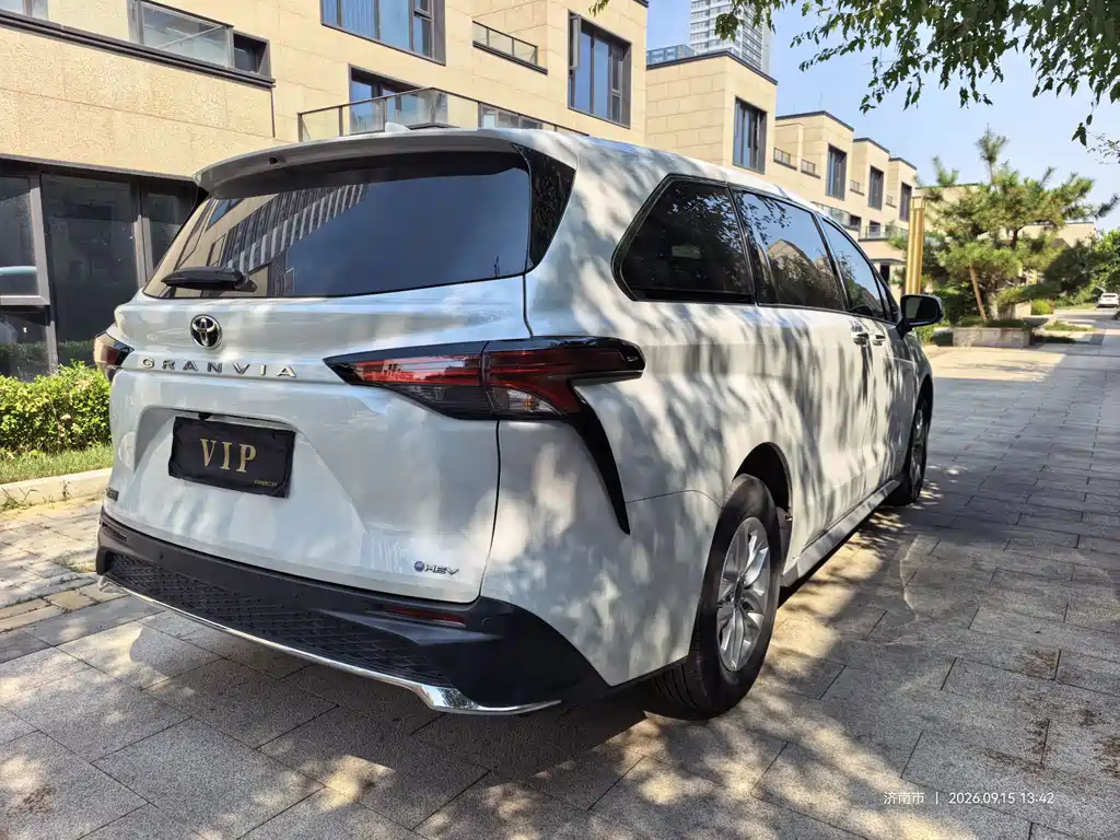 Toyota Granvia — миниатюра 6