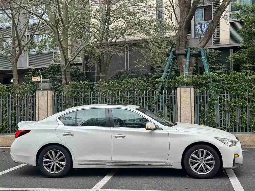 INFINITI Q50L
