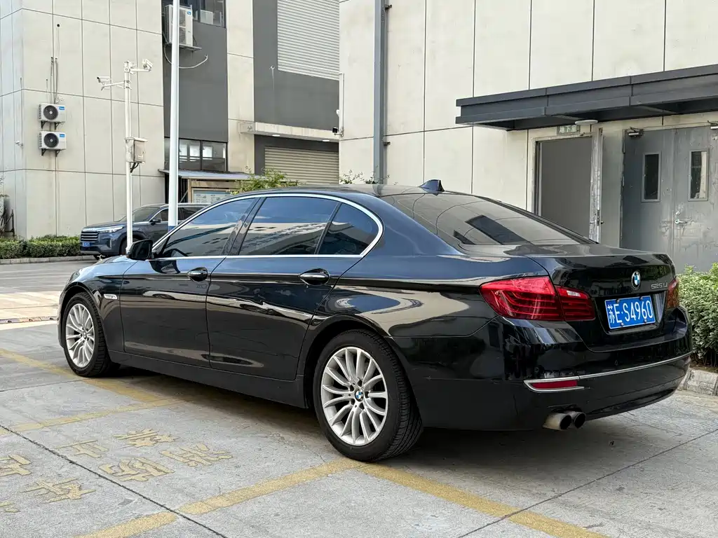 BMW 5 Series — миниатюра 7
