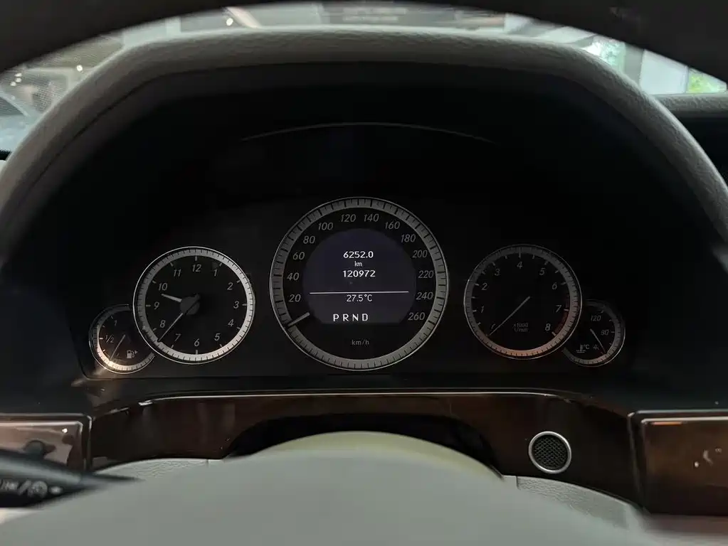 Mercedes-Benz E-Class — миниатюра 8