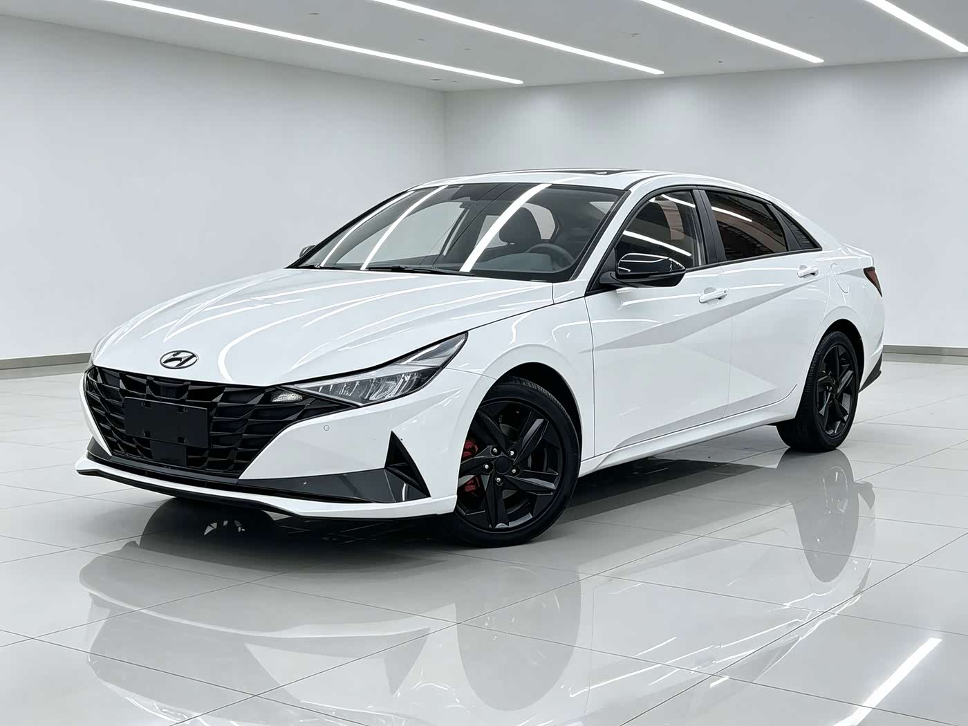 Hyundai Elantra 1.5 л 2023 г. Белый, пробег 40000 км