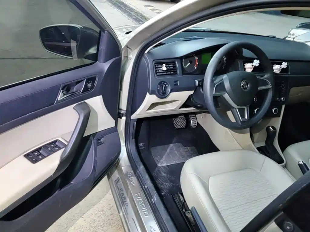Skoda Rapid — миниатюра 16