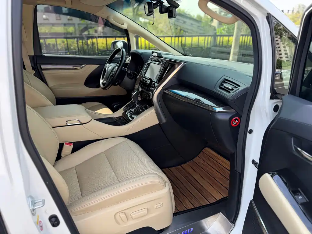 Toyota Alphard — миниатюра 11