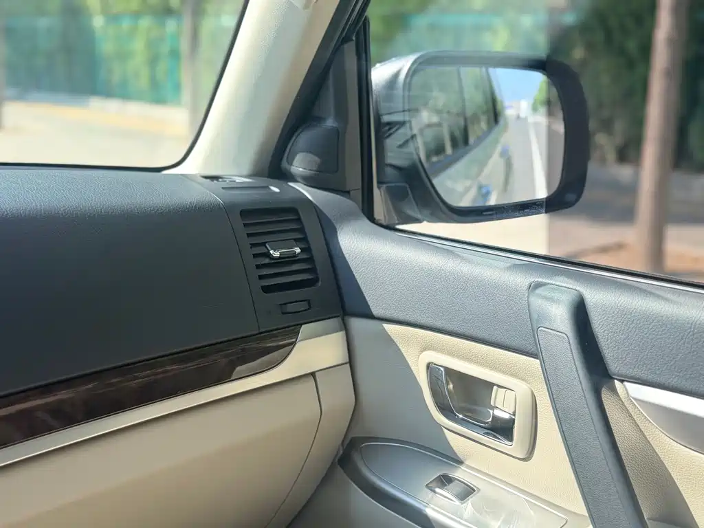 Mitsubishi Pajero (Import) — миниатюра 14