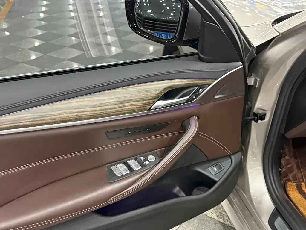 BMW 5 Series — миниатюра 6