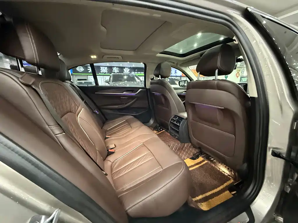 BMW 5 Series — миниатюра 11