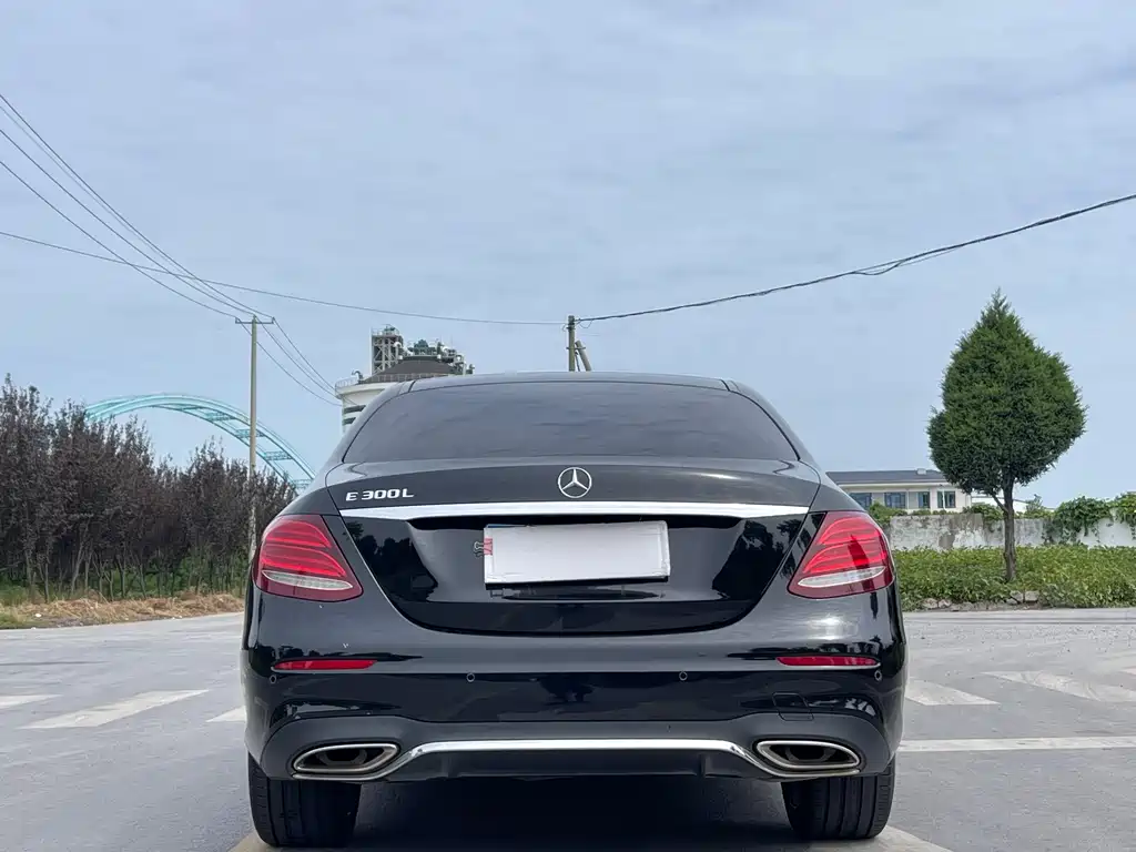 Mercedes-Benz E-Class — миниатюра 6