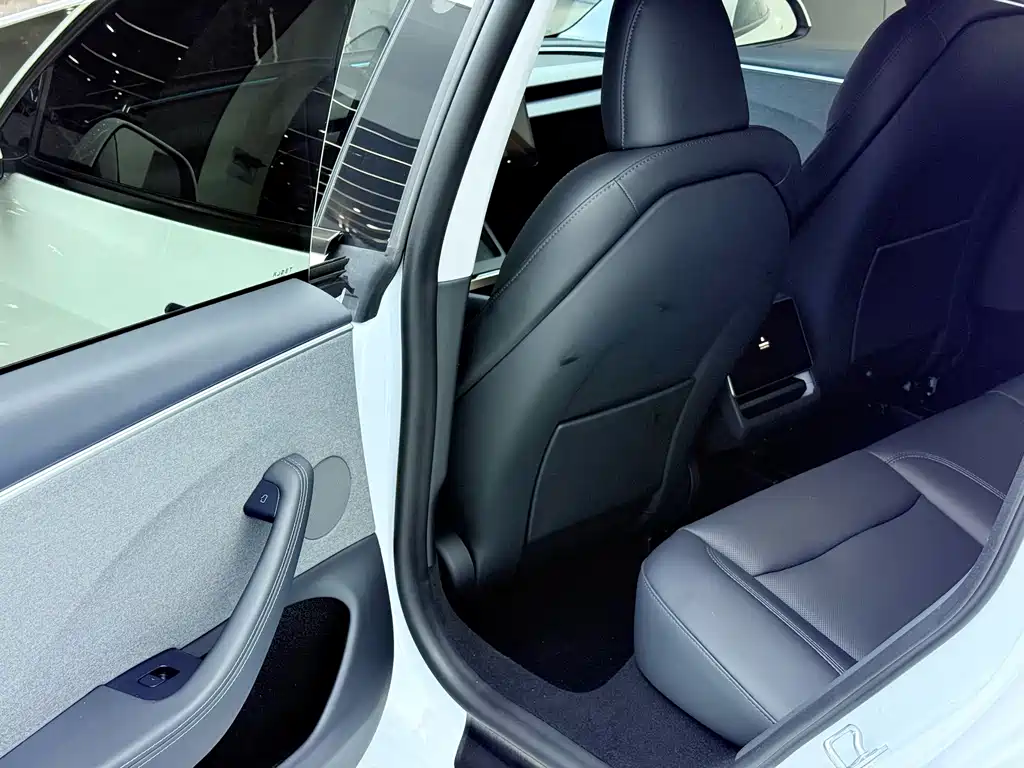 Tesla Model 3 — миниатюра 8