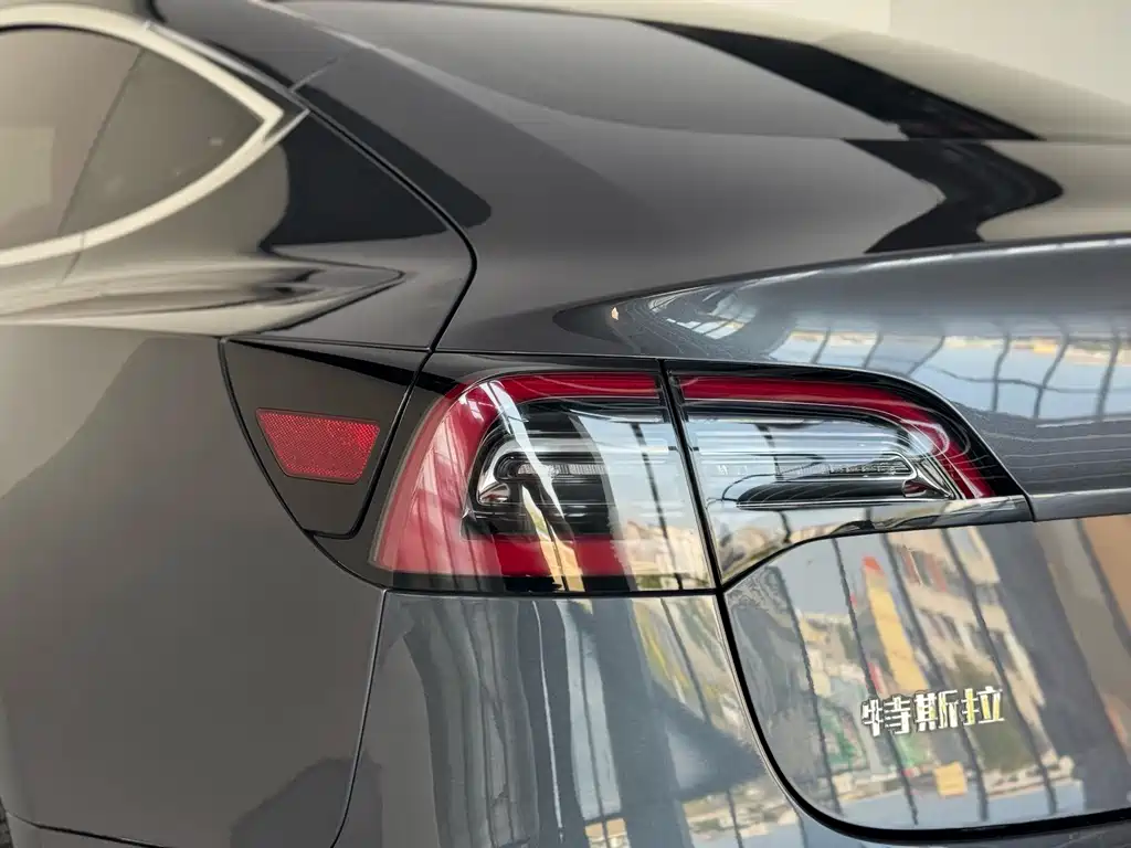 Tesla Model 3 — миниатюра 6