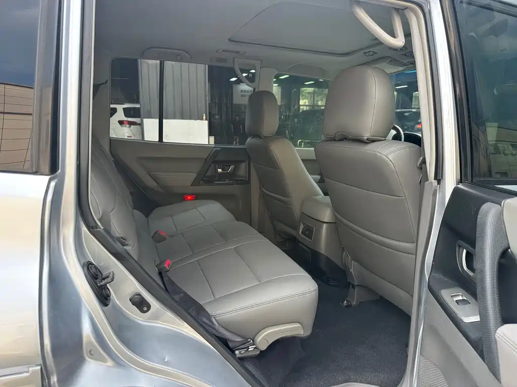 Mitsubishi Pajero — миниатюра 10