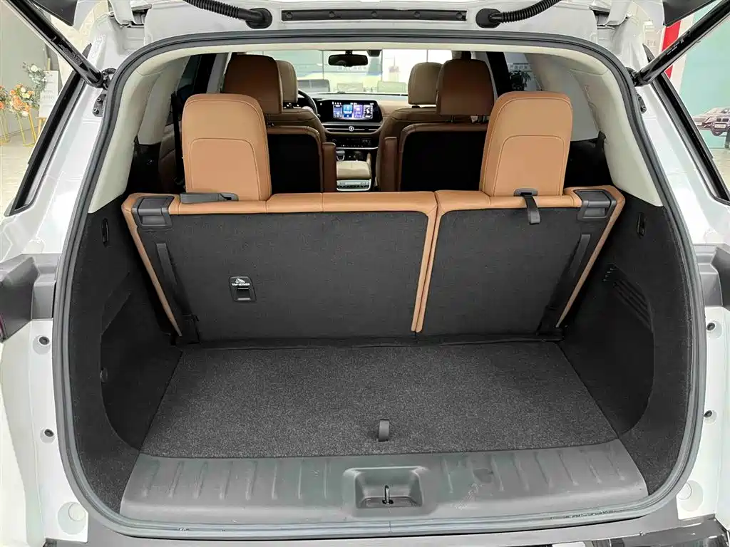 NISSAN EXPLORING THE LAND