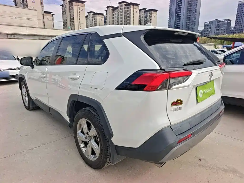 Toyota RAV4 — миниатюра 5