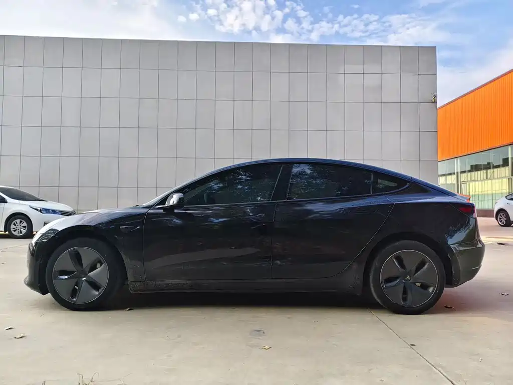 Tesla Model 3 — миниатюра 5