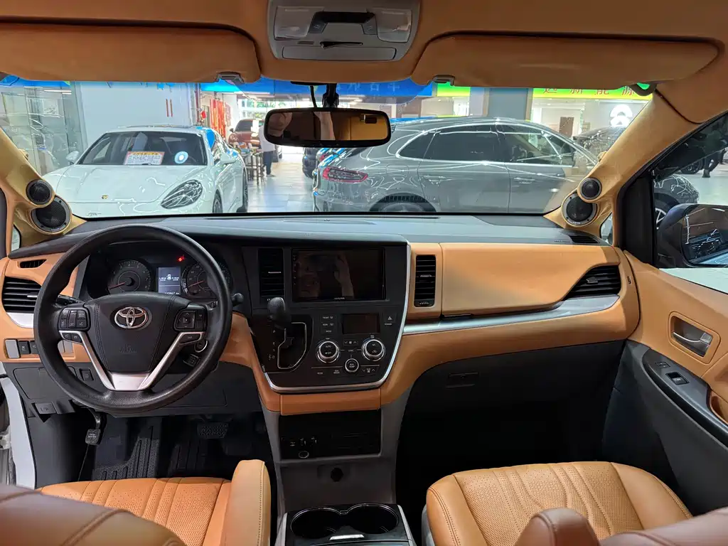 Toyota Sienna — миниатюра 11