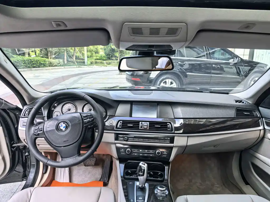 BMW 5 Series — миниатюра 7