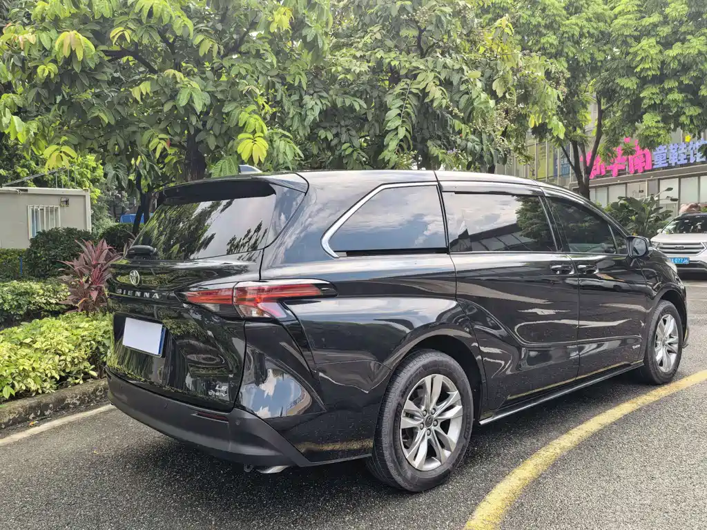 Toyota Sienna — миниатюра 6