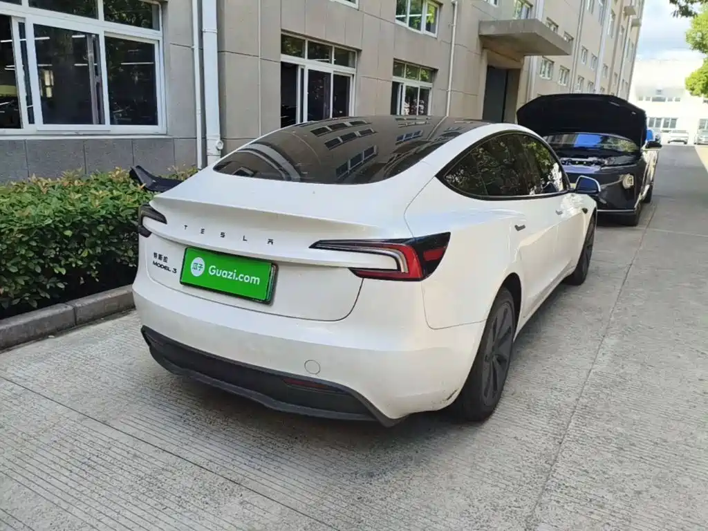 Tesla Model 3 — миниатюра 7