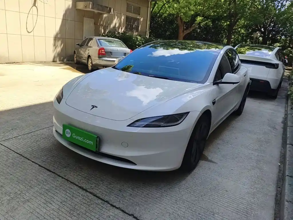 Tesla Model 3 — миниатюра 2