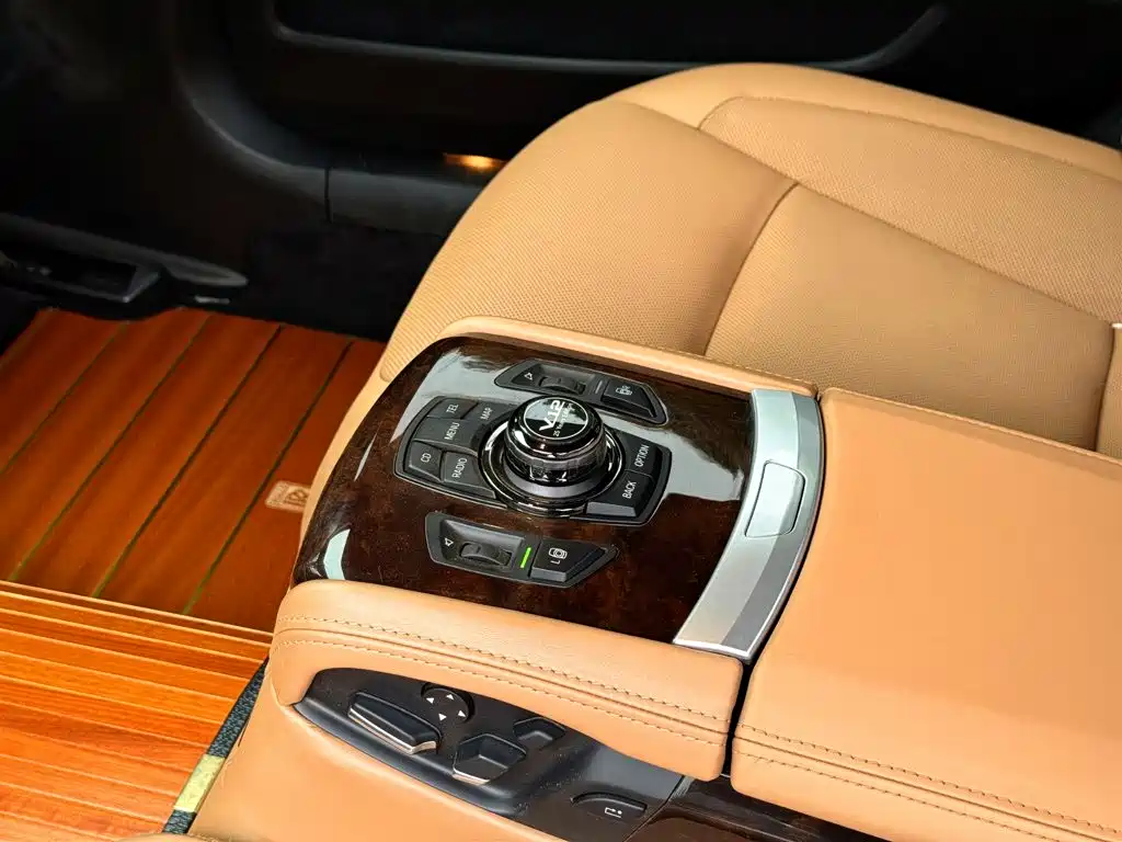 BMW 7 Series — миниатюра 9