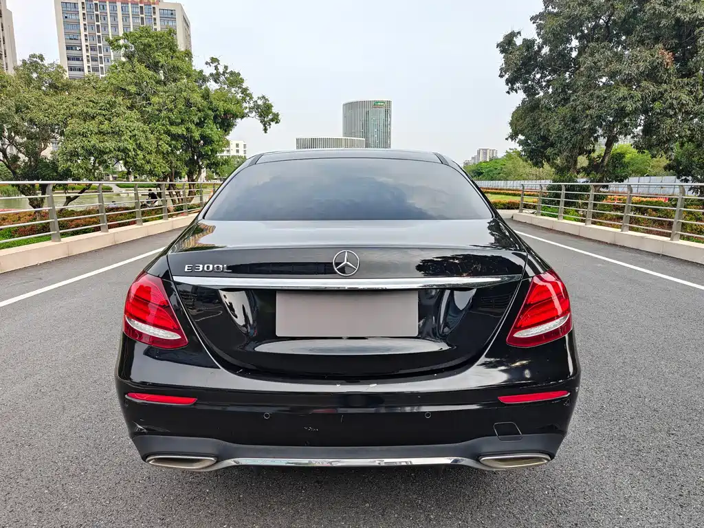 Mercedes-Benz E-Class — миниатюра 5
