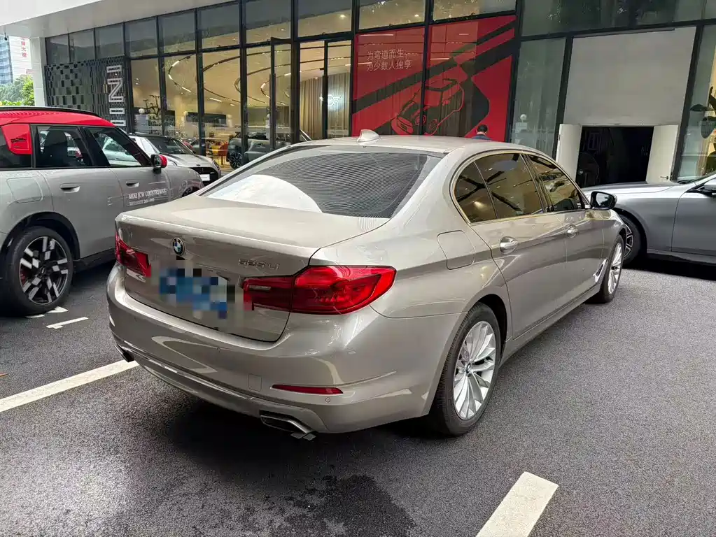 BMW 5 Series — миниатюра 4