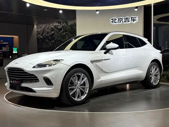 ASTON MARTIN DBX
