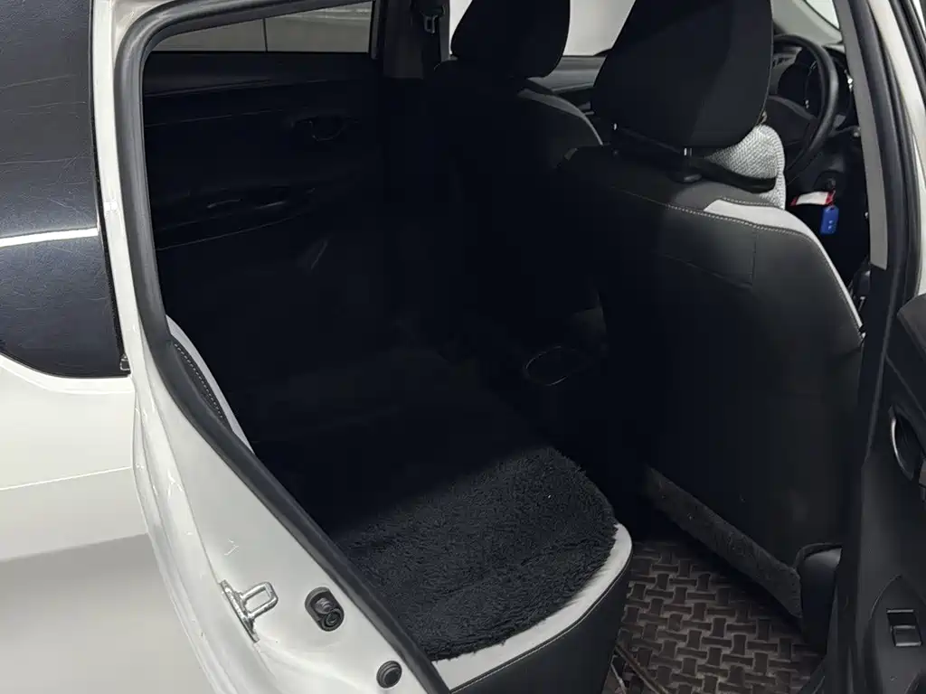 Toyota Yaris L — миниатюра 11