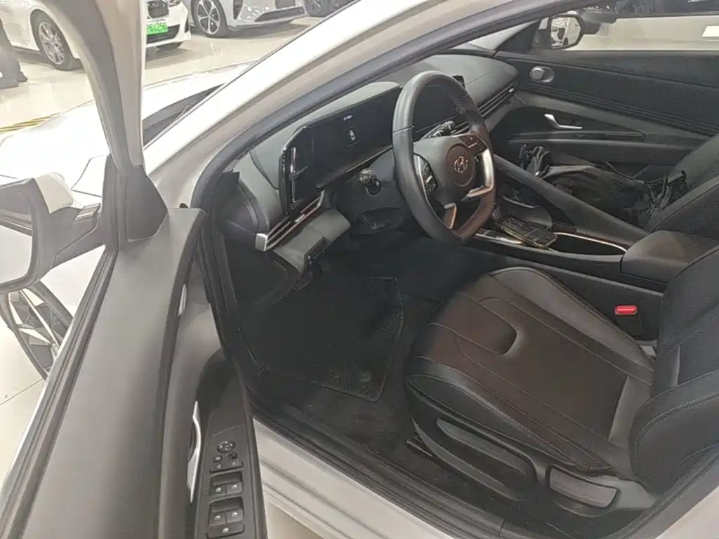 Hyundai Elantra — миниатюра 16