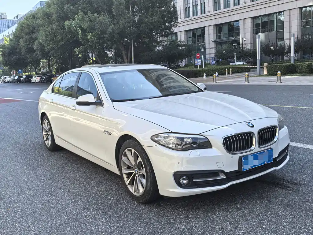 BMW 5 Series — миниатюра 7