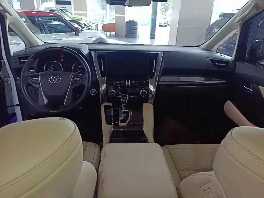 Toyota Alphard — миниатюра 10
