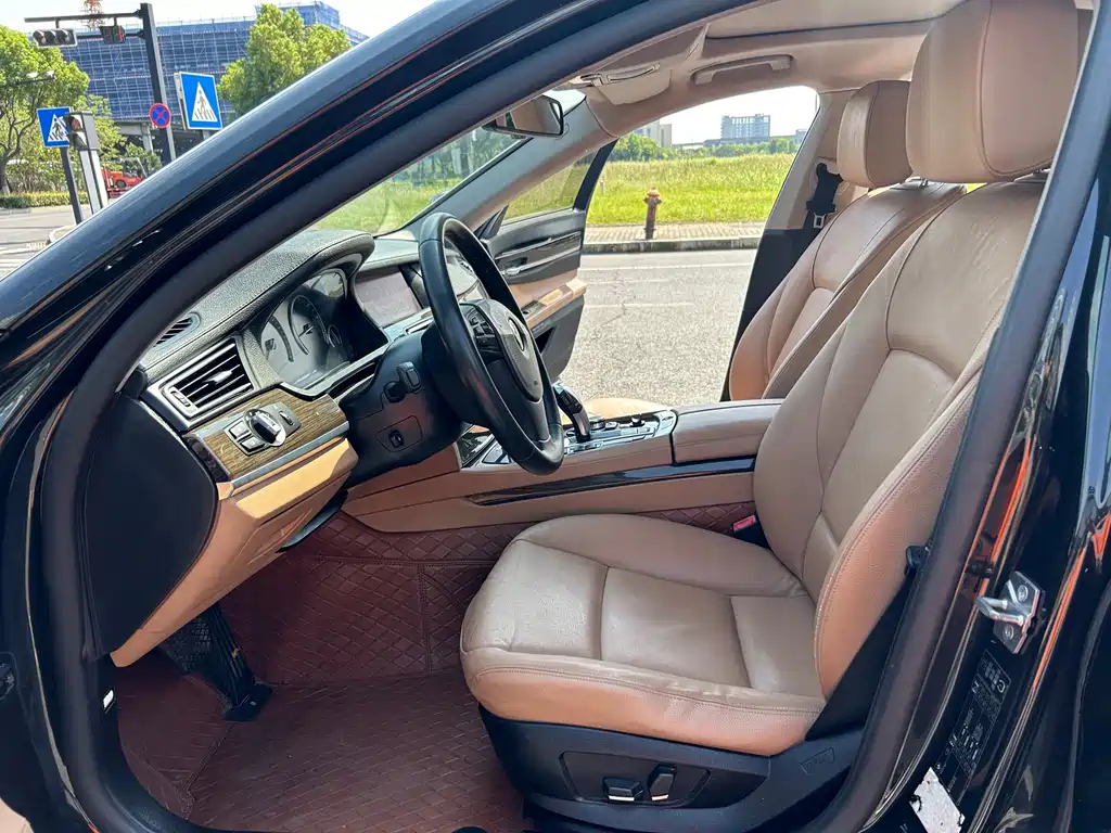 BMW 7 Series — миниатюра 9