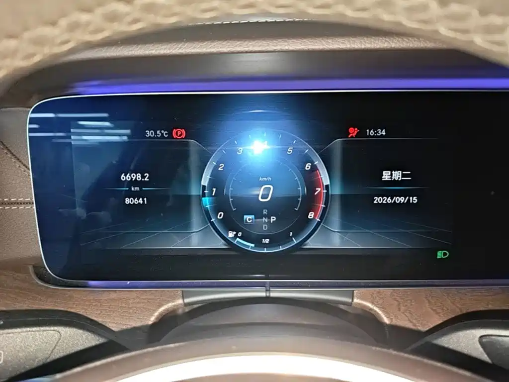Mercedes-Benz E-Class — миниатюра 12