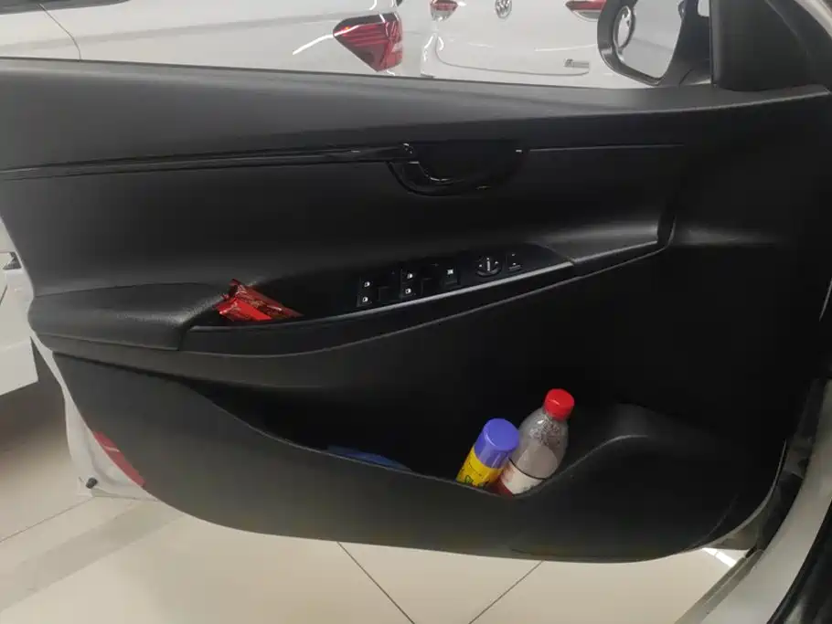 Hyundai Elantra — миниатюра 7