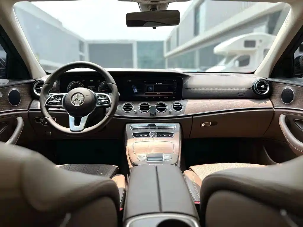 Mercedes-Benz E-Class — миниатюра 3
