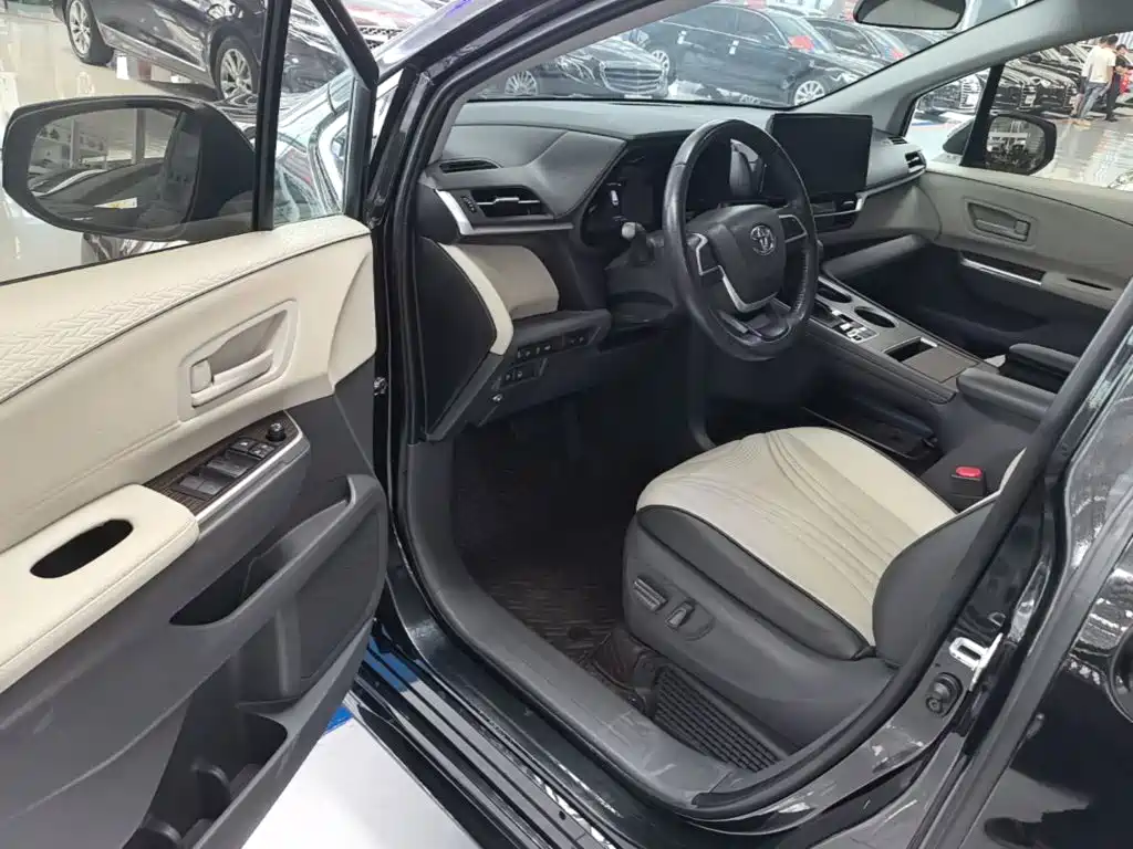 Toyota Sienna — миниатюра 16