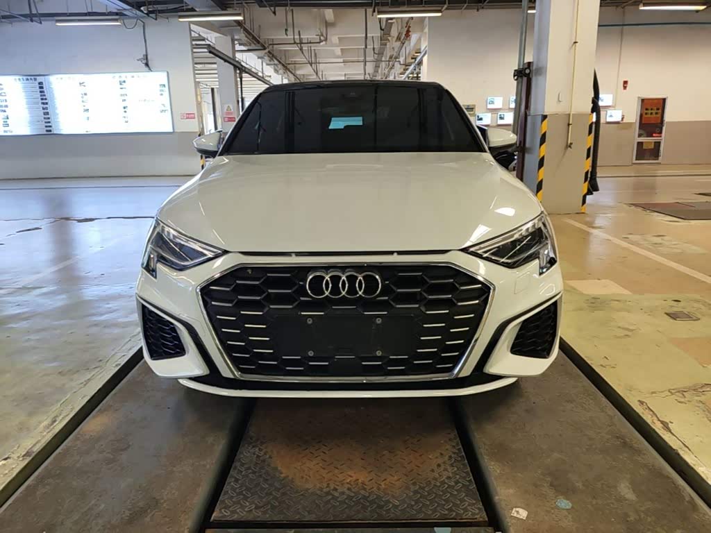 Audi A3 1.4 л 2023 г. Белый, пробег 27300 км