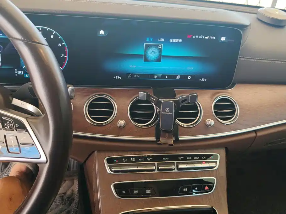 Mercedes-Benz E-Class — миниатюра 13