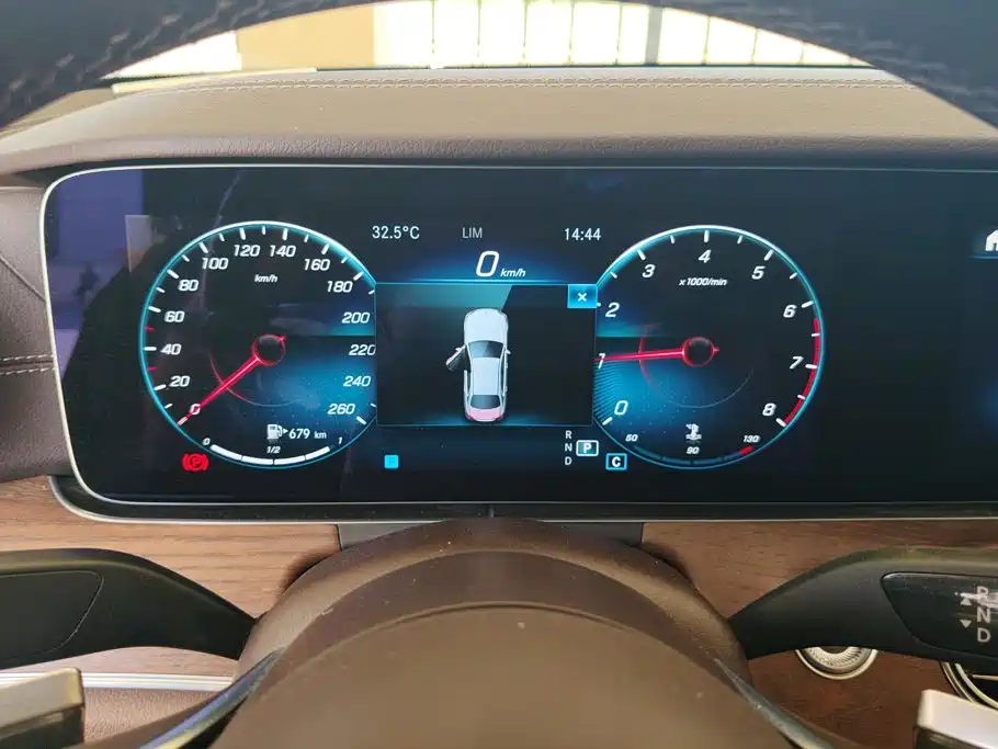Mercedes-Benz E-Class — миниатюра 14