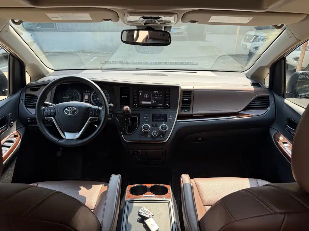 Toyota Sienna — миниатюра 13